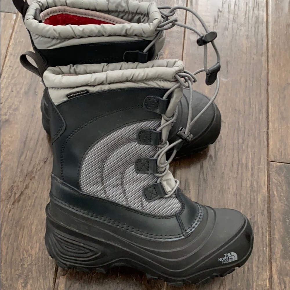 North face kids snow boots sz2